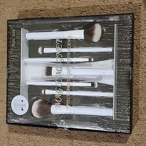 ❤️‍🔥HP❤️‍🔥Magic magnet 8 piece brush set with stand